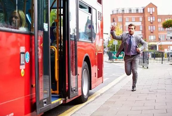 條形智能電子公交站牌：實(shí)現(xiàn)出行信息科學(xué)化、數(shù)據(jù)化、可視化